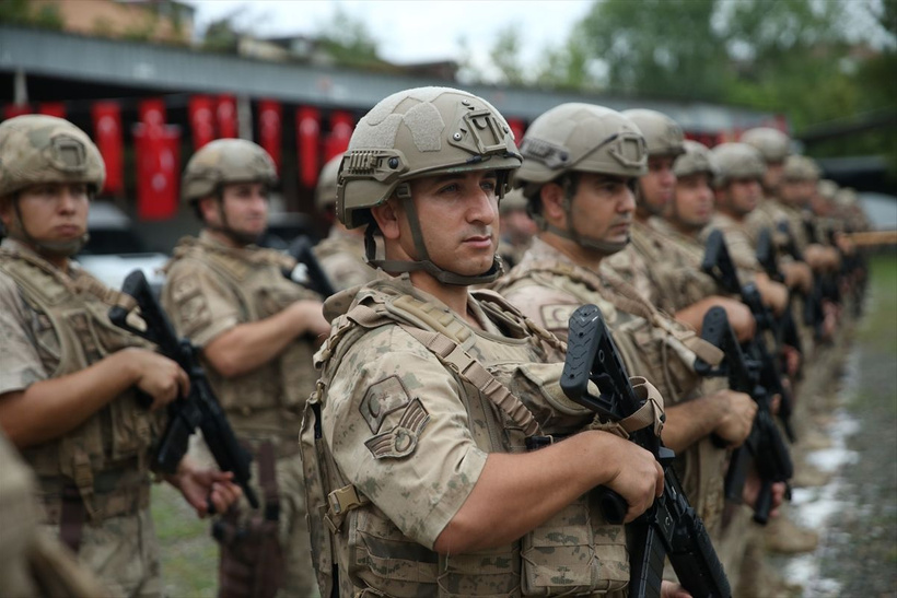 Komandolar Türk bayrakları ve dualarla Suriye'ye uğurlandı! - Resim: 1