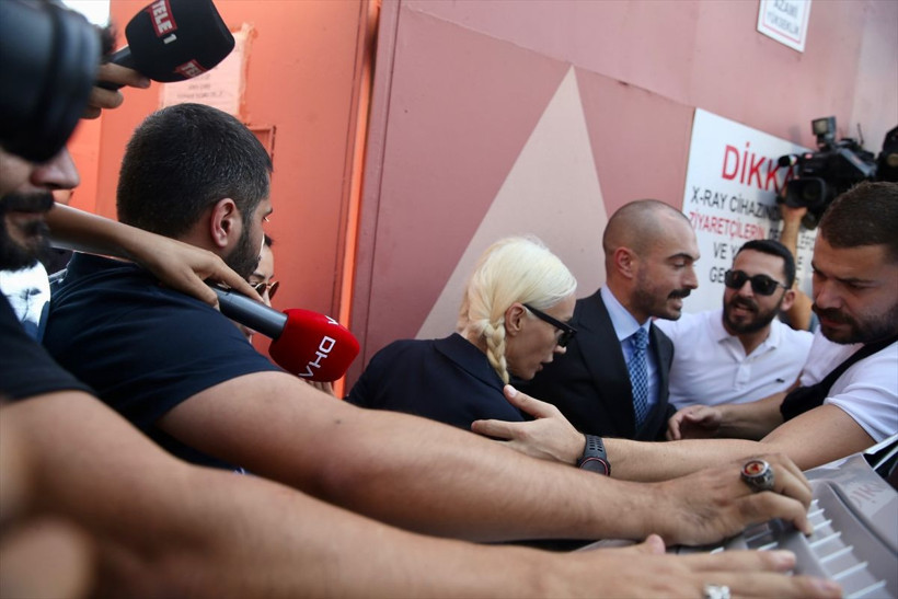 Şarkıcı Gülşen tahliye oldu! Cezaevinden çıkış anı anbean görüntülendi - Resim: 4