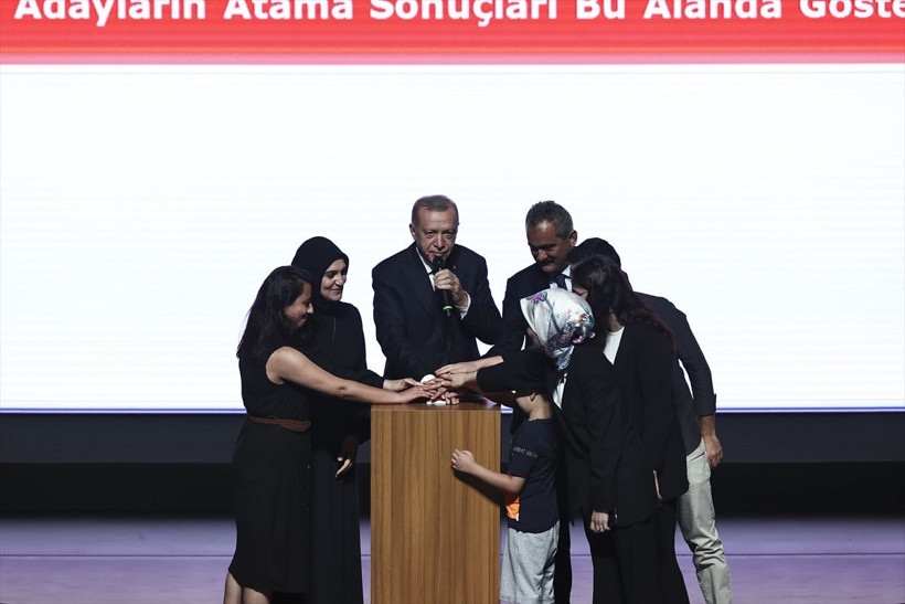 Büyük heyecan 20 bin öğretmen atandı! Gözyaşlarına boğuldular - Resim: 1