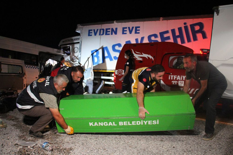 Sivas'ta düğün dönüşü katliam gibi kaza: 7 kişi hayatını kaybetti, çok sayıda yaralı var - Resim: 4