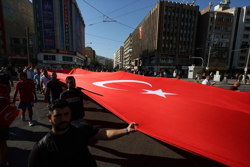 İzmir'de zafer coşkusu! Kurtuluşun 100'üncü yılında dev Türk bayrağıyla yürüyüş - Resim: 1