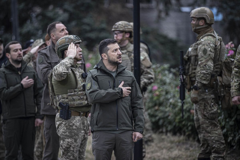 Ukrayna lideri Zelenski, İzyum'da gövde gösterisi yaptı! Kırım'a "Geleceğiz, çünkü orası bizim toprağımız" mesajı gönderdi... - Resim: 4