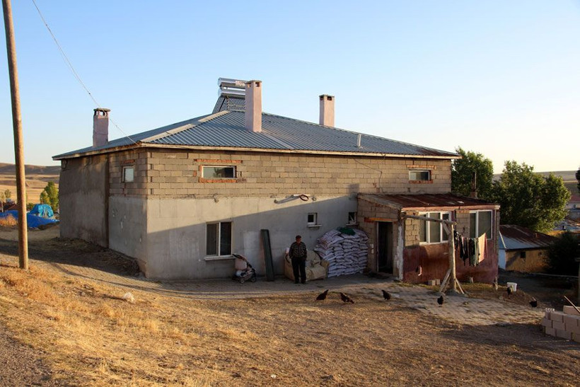 Sivas'ta dışarıdan sıradan görünen eve girenler gözlerine inanamıyor - Resim: 1