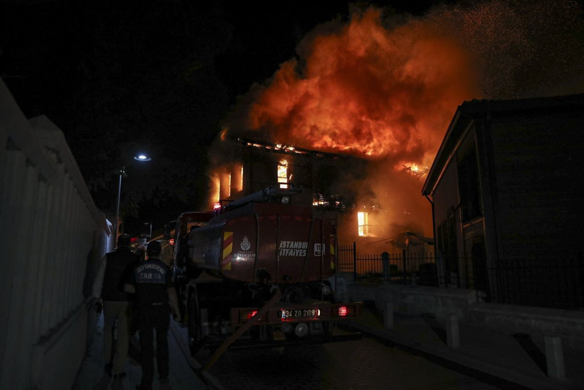 İstanbul Zeytinburnu'nda tarihi Merkez Efendi Fırını cayır cayır yandı! Harabeye döndü - Resim: 3