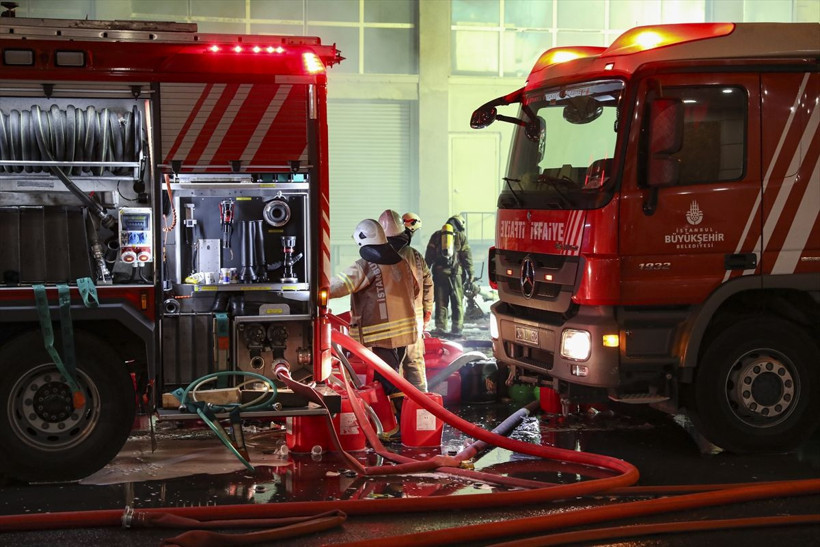 Beylikdüzü'ndeki plastik fabrikası 16 saattir yanıyor! Çevredeki binalar boşaltıldı - Resim: 3