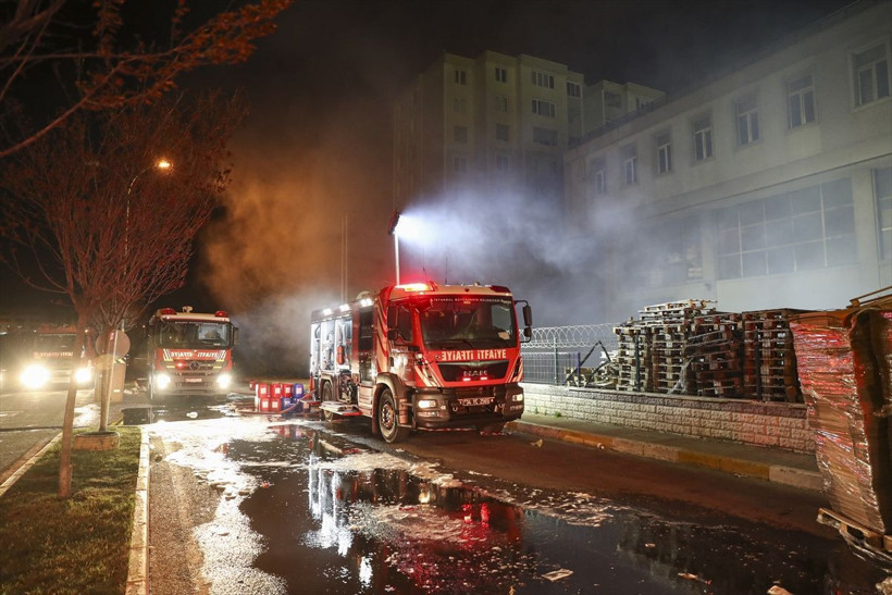 Beylikdüzü'ndeki plastik fabrikası 16 saattir yanıyor! Çevredeki binalar boşaltıldı - Resim: 4