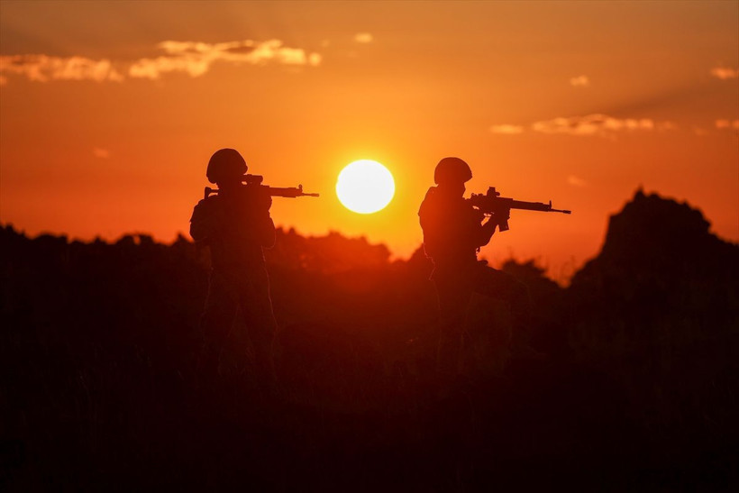 Gizli geçit yapmışlar 9 odası var! Terör mağarasına girildi içeriden çıkanlara bakın - Resim: 2