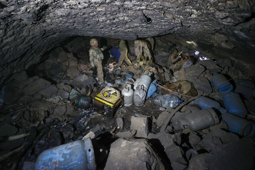 Gizli geçit yapmışlar 9 odası var! Terör mağarasına girildi içeriden çıkanlara bakın - Resim: 4