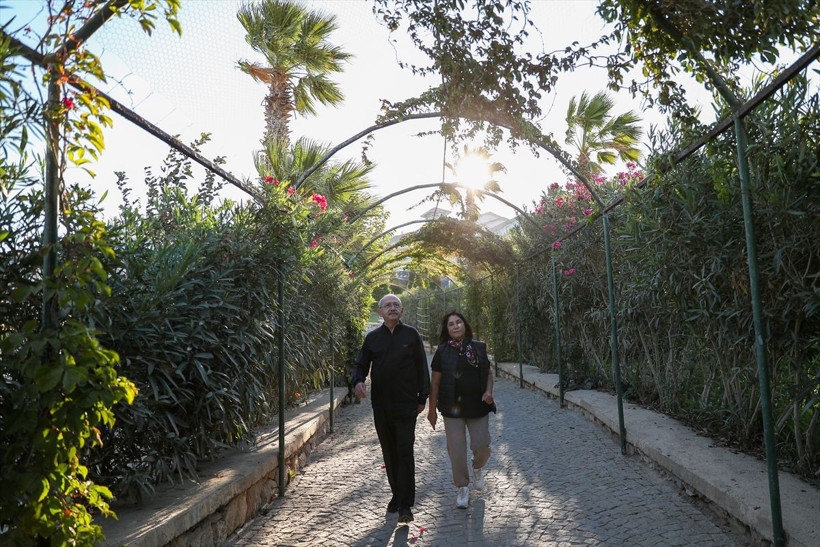 Kılıçdaroğlu ve eşi Selvi Hanım İzmir'de! Deniz kenarında el ele yürüyüş yaptılar - Resim: 4