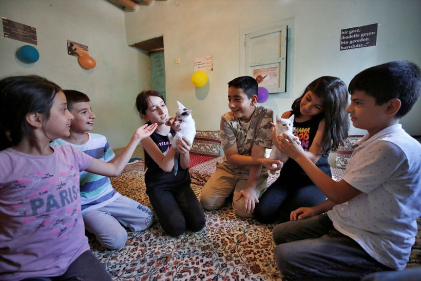 Elazığ'da çocuklar evinden çıkmaz oldu Saniye nine cennetin kapısını araladı - Resim: 3