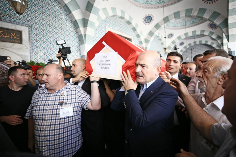 Şehit polis Sedat Gezer'in cenaze töreninde acı feryatlar! Eşi ve annesi kahroldu - Resim: 2