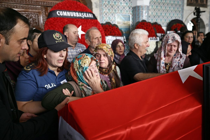 Şehit polis Sedat Gezer'in cenaze töreninde acı feryatlar! Eşi ve annesi kahroldu - Resim: 1