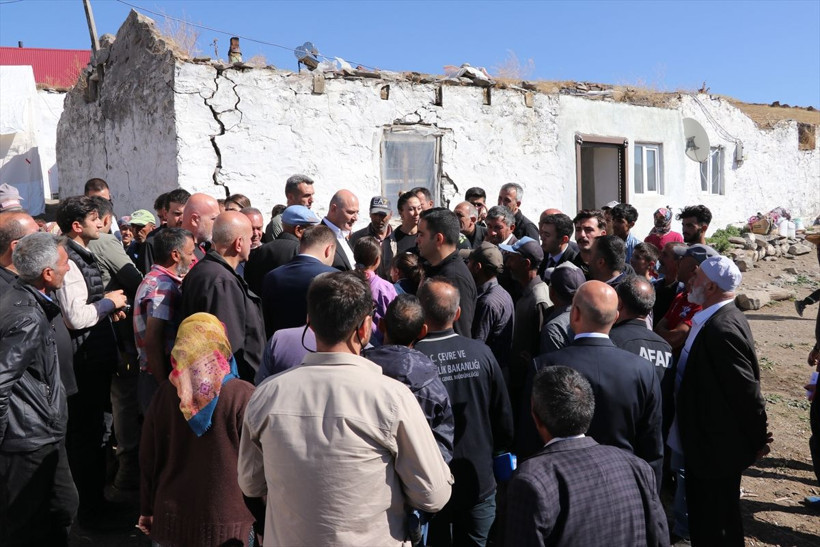 İçişleri Bakanı Soylu sahaya indi! Depremden etkilenen köylerde inceleme yaptı - Resim: 4