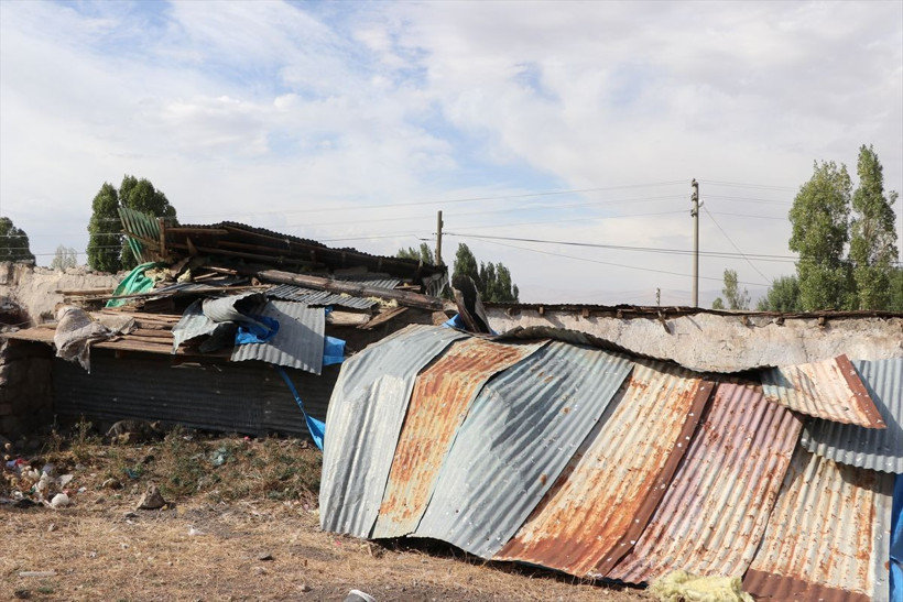 Erzurum'da hortum çatıları uçurdu duvarları yıktı! - Resim: 1
