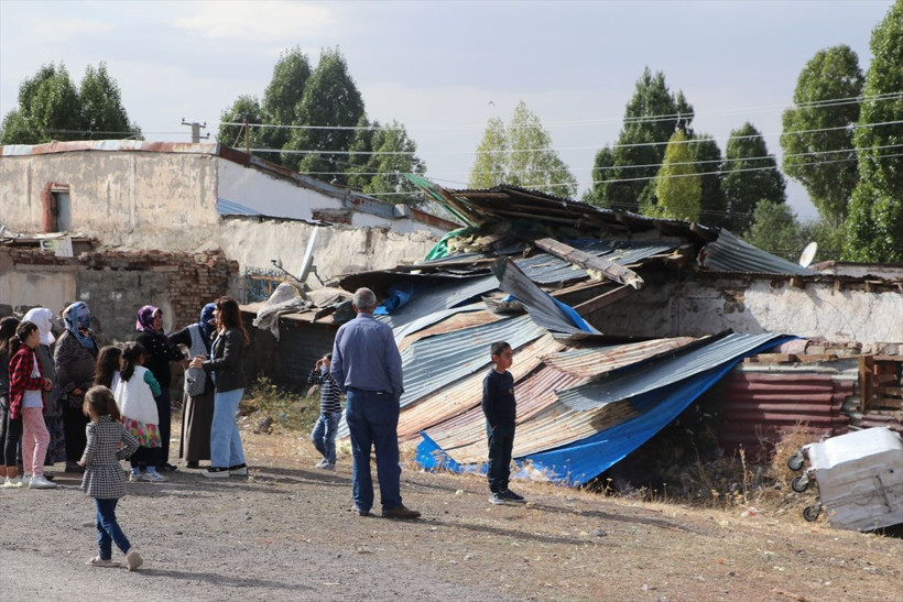 Erzurum'da hortum çatıları uçurdu duvarları yıktı! - Resim: 3