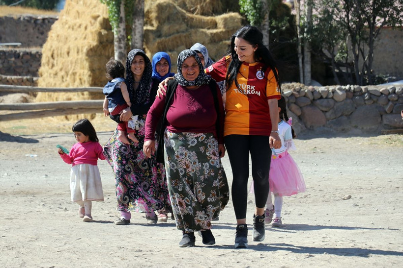 O geldi köyün havası değişti! Ağrı'da kadın muhtar yaptı köylülerin ön yargısı kırıldı - Resim: 1