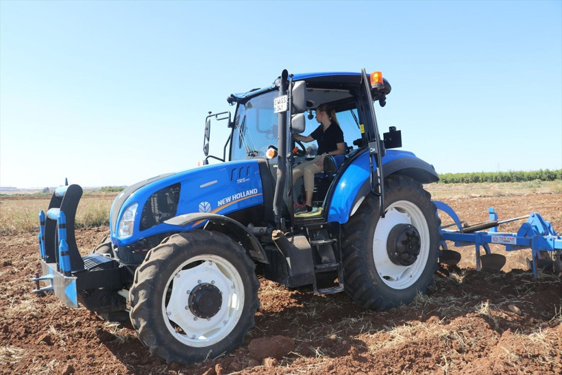 Nihan'ın çiftliği!.. 24 yaşındaki Nihan Işık 3 bin 200 dönüm arazide çiftçilik yapıyor - Resim: 3