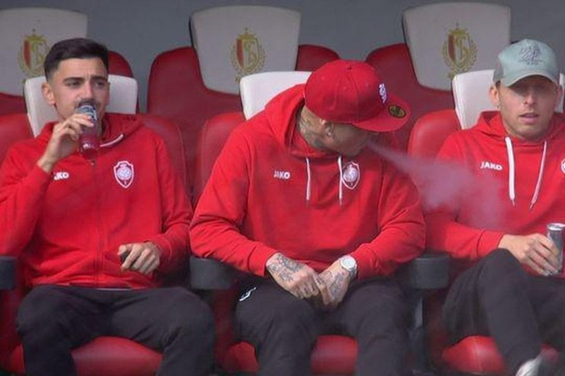 Yıldız futbolcudan skandal hareket: Yedek kulübesinde elektronik sigara içti, yer yerinden oynadı! - Resim: 2