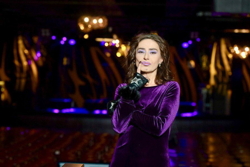 Yıldız Tilbe'nin sahnede başına gelmeyen kalmadı! Dans ederken kıyafet değiştirmeye kalkınca... - Resim: 1