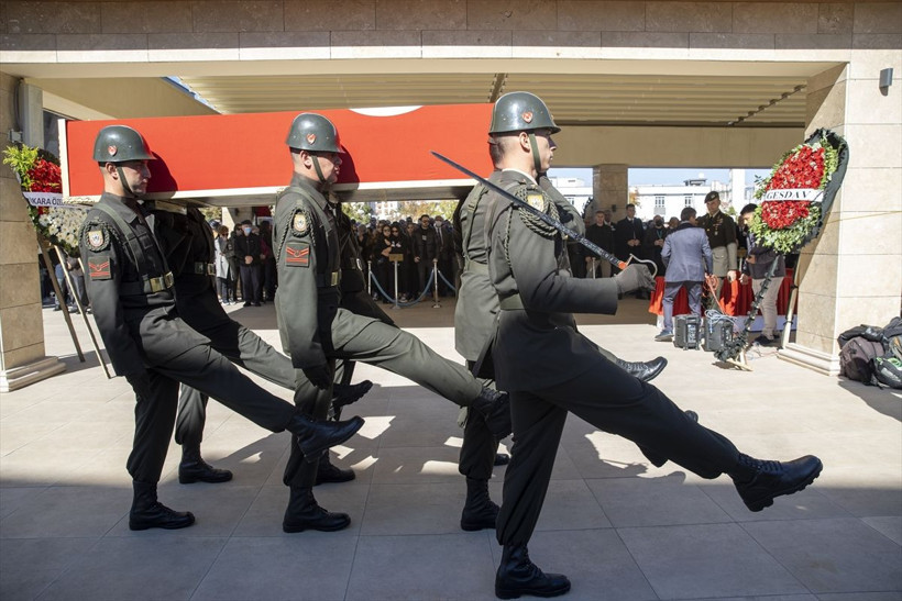 Ankara'da otomobilin çarparak öldürdüğü doktor askeri törenle uğurlandı! Gülhane'de doğmuş... - Resim: 1