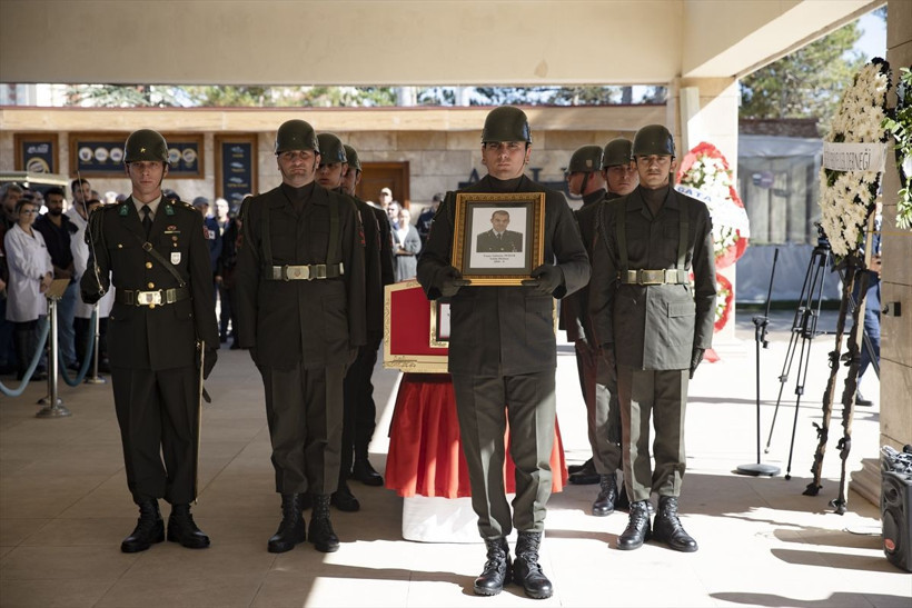 Ankara'da otomobilin çarparak öldürdüğü doktor askeri törenle uğurlandı! Gülhane'de doğmuş... - Resim: 2
