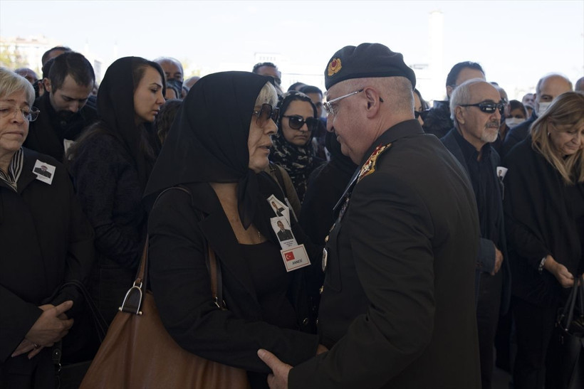 Ankara'da otomobilin çarparak öldürdüğü doktor askeri törenle uğurlandı! Gülhane'de doğmuş... - Resim: 3