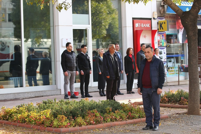 Saat 9'u 5 geçe hayat 1 dakika durdu! Türk Milleti Atasına saygısını böyle gösterdi! - Resim: 4