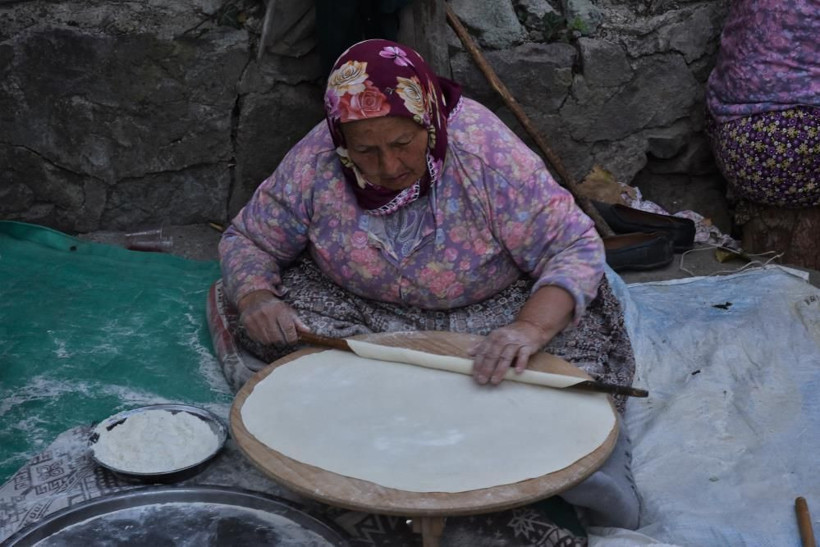 Balıkesir'de gelenek devam ediyor: Burada para geçmiyor, her şey imece usulü! - Resim: 2