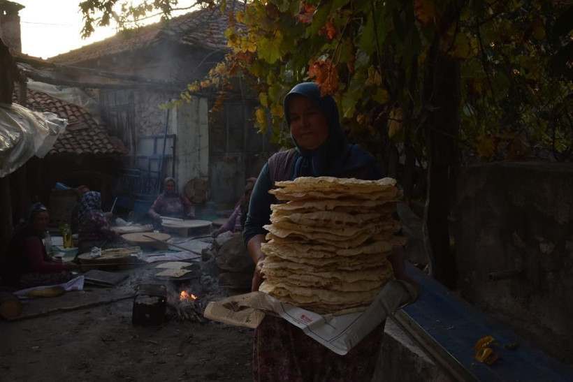 Balıkesir'de gelenek devam ediyor: Burada para geçmiyor, her şey imece usulü! - Resim: 4