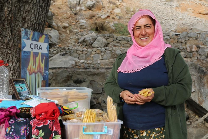 43 yaşındaki kadın 25 yıldır mum satarak evini geçindiriyor - Resim: 1