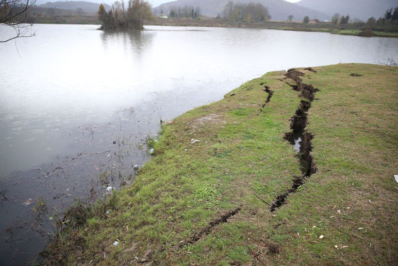 5,9 şiddetindeki depremde oldu! Korkutan görüntü uzmanlar gelip inceledi - Resim: 1