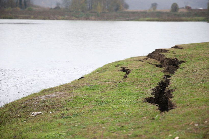 5,9 şiddetindeki depremde oldu! Korkutan görüntü uzmanlar gelip inceledi - Resim: 3