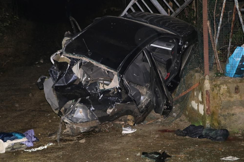 Rize'de korkunç kaza! Bariyerlere çarptı 3 metre yükseklikten düştü! Ölüler ve yaralılar var! - Resim: 1