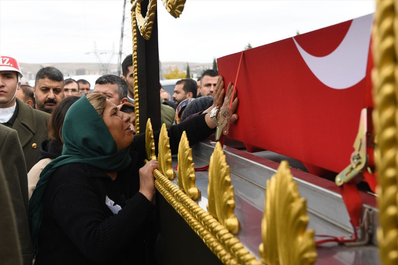 Şehitlere gözyaşı! Kürtçe, "Oğlum toprak çok soğuk, üşürsün" ağıdı herkesi ağlattı - Resim: 1