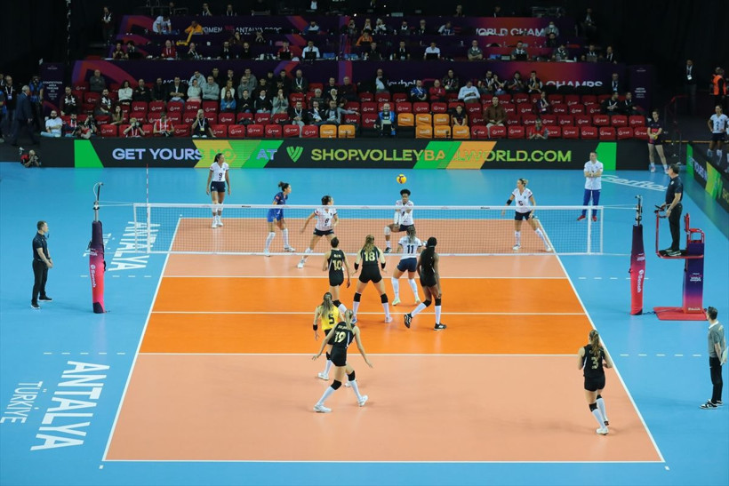 Cansu Özbay korkuttu! Acı içinde yerde kaldı gözyaşlarına hakim olamadı! - Resim: 1