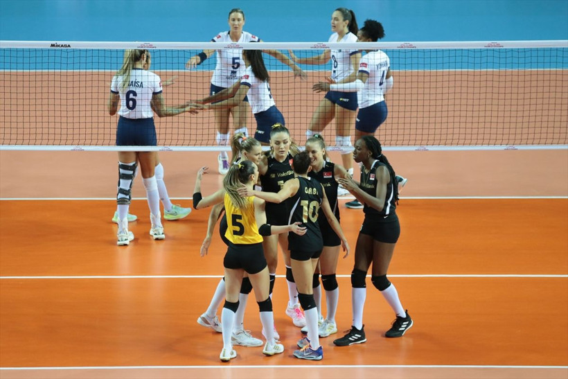 Cansu Özbay korkuttu! Acı içinde yerde kaldı gözyaşlarına hakim olamadı! - Resim: 2