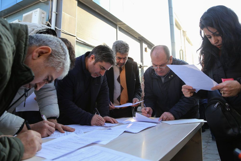 Milyonların EYT heyecanı! SGK binalarındaki son duruma bakın kuyruk aldı başını gitti - Resim: 2