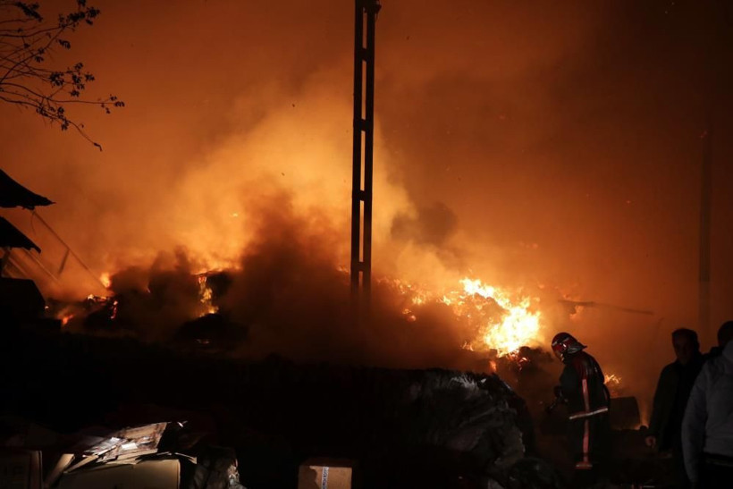 Sakarya'da korkutan yangın! Geri dönüşüm fabrikası alev alev yandı: 1 itfaiye eri yaralandı - Resim: 1