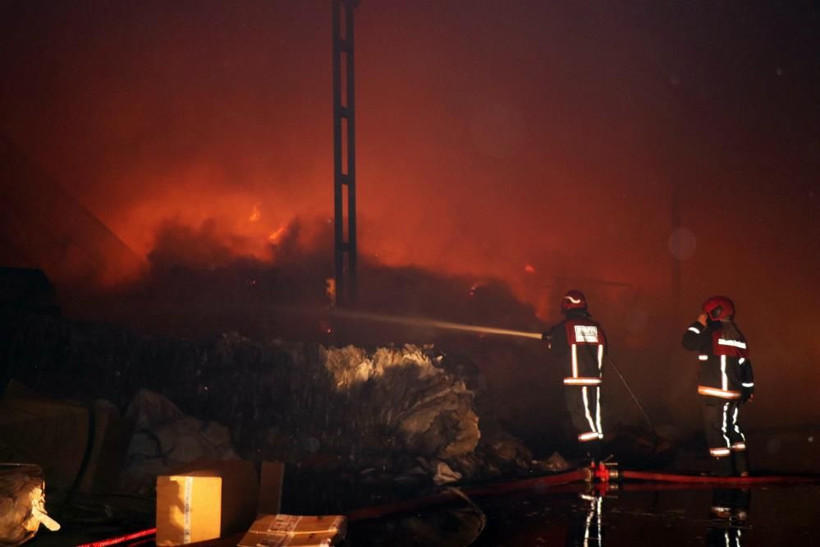 Sakarya'da korkutan yangın! Geri dönüşüm fabrikası alev alev yandı: 1 itfaiye eri yaralandı - Resim: 2