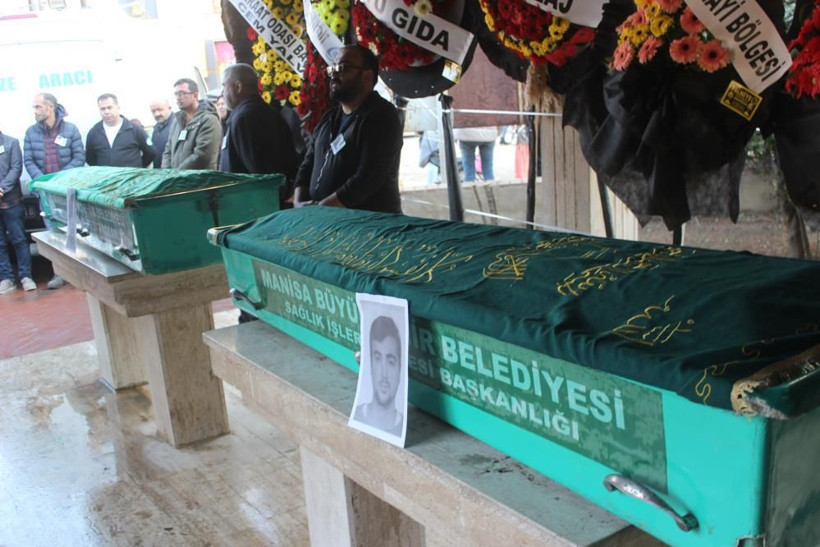 Manisa'da kuyuya düşen baba ve oğula acı veda! Anne Yağmur fotoğraflarını öperek uğurladı - Resim: 1