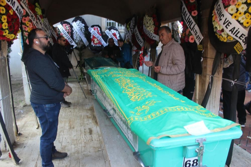 Manisa'da kuyuya düşen baba ve oğula acı veda! Anne Yağmur fotoğraflarını öperek uğurladı - Resim: 2