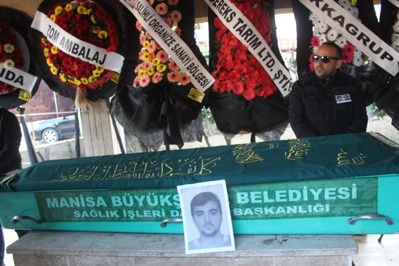 Manisa'da kuyuya düşen baba ve oğula acı veda! Anne Yağmur fotoğraflarını öperek uğurladı - Resim: 3