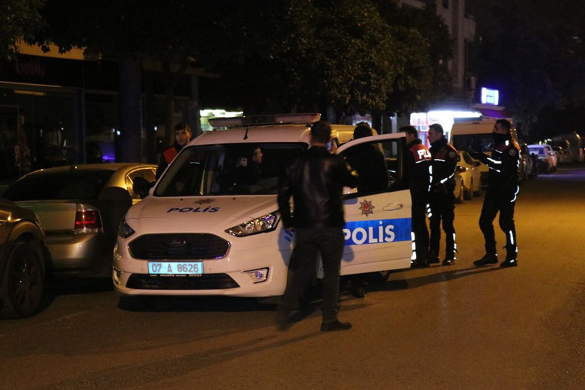 Talihsiz kadın can havliyle kaçıp markete sığındı! Peşinden de geldi... - Resim: 4