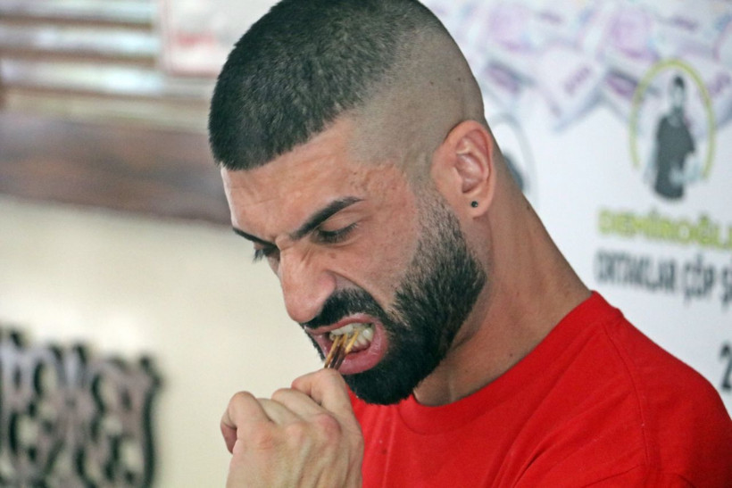 18 dakikada 550 çöp şiş yedi rakibi 'Bu kadar çöp şişi yemek için aslan olmak gerekiyor' dedi - Resim: 1