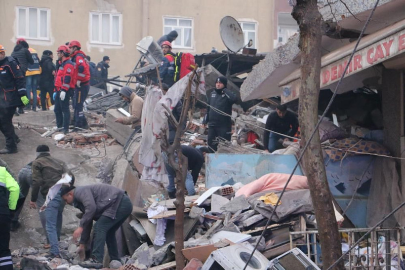 Diyarbakır'da iş merkezinin çökme anı kamerada! Depremde 2 kişi öldü, 106 kişi yaralandı - Resim: 4