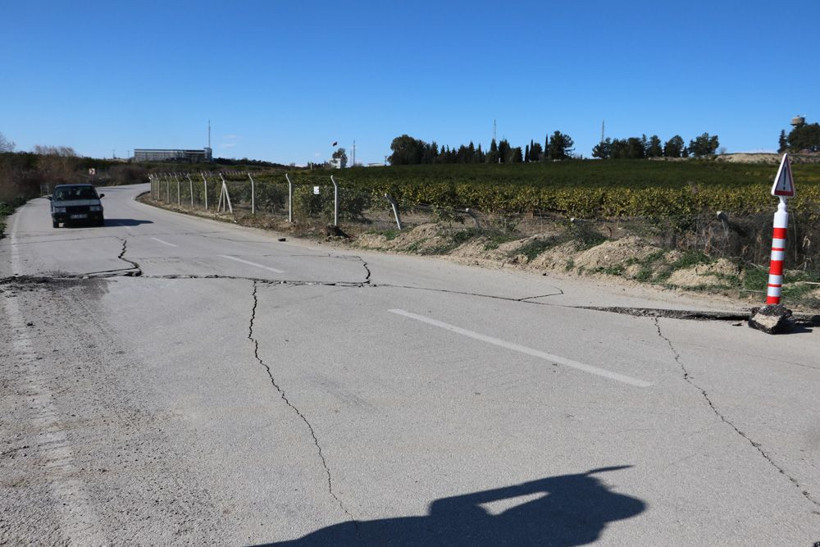 Adana'da deprem sonrası yolların hali ürküttü! - Resim: 2