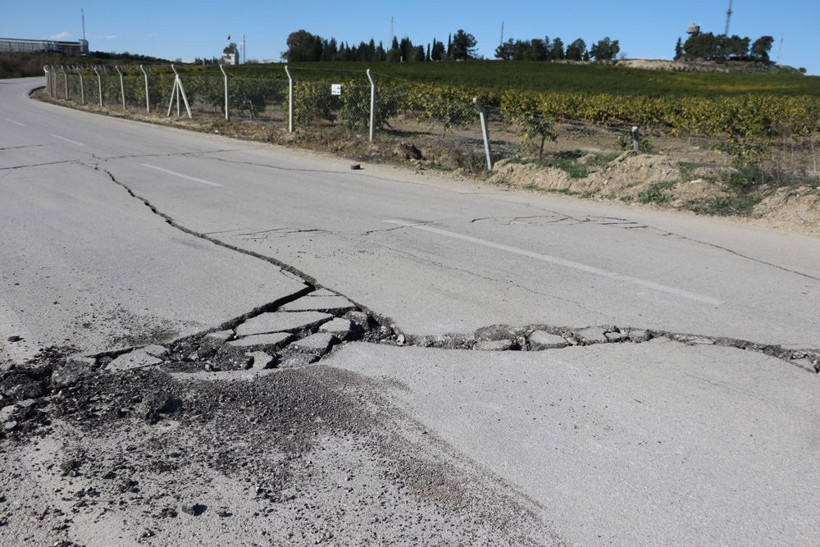 Adana'da deprem sonrası yolların hali ürküttü! - Resim: 4