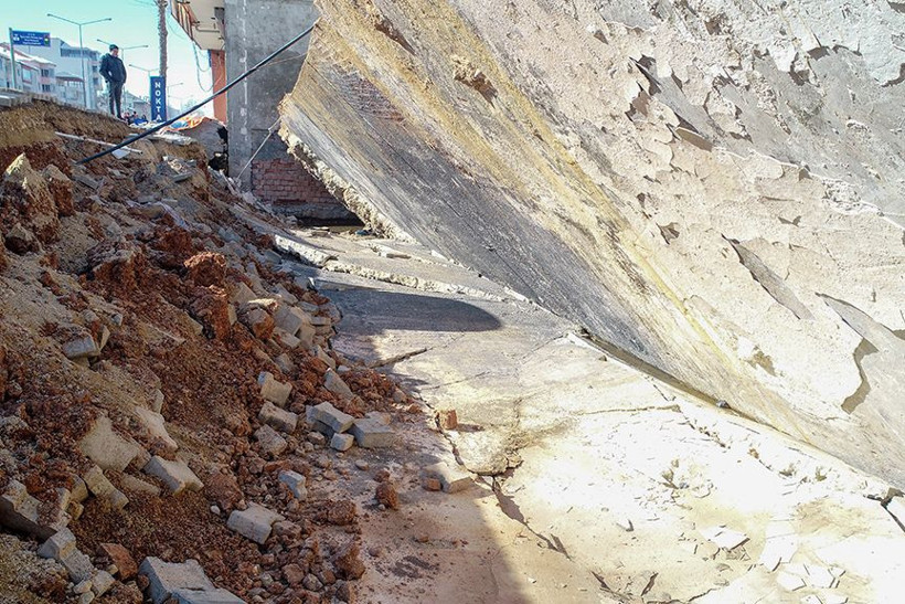 Adıyaman'da Kayı Apartmanı tek parça halinde yan yattı camları bile kırılmadı! Şoke eden görüntü - Resim: 3