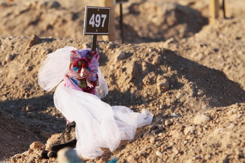 Bu acının tarifi yok! Deprem mezarlığında mezar taşlarına asılanlar yürekleri dağladı - Resim: 4