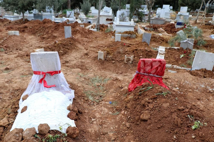 Bu acının tarifi yok! Deprem mezarlığında mezar taşlarına asılanlar yürekleri dağladı - Resim: 2